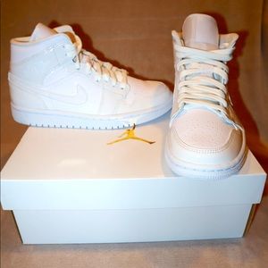 Women's Air Jordan Retro 1 Mid SE Sz 7